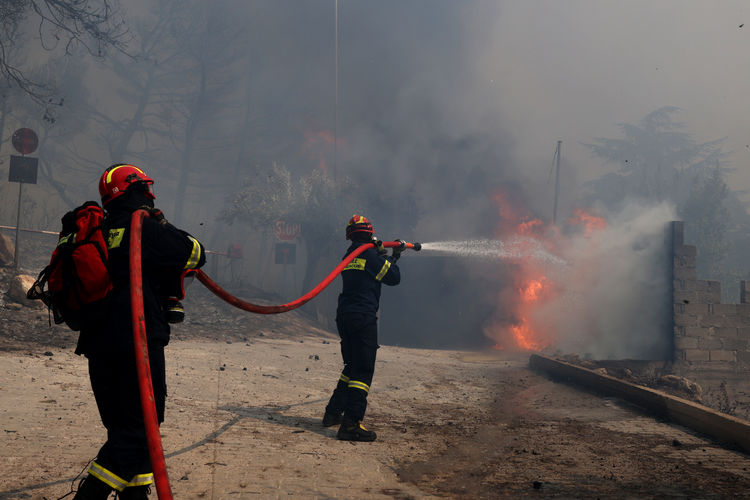 Yunanistan'daki yangın sanayi bölgesindeki fabrika ve depolara kadar ulaştı